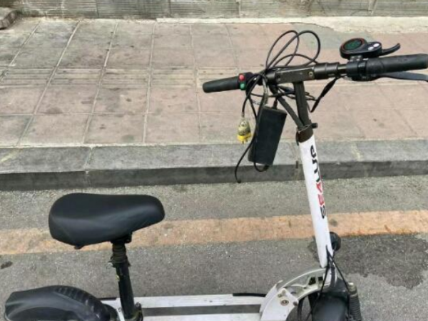 鋰電池滑板折疊電動車